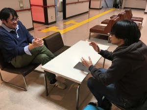 対談しているフリをする北村功治・大迫旭洋