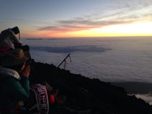 富士山頂に立つ森國真帆